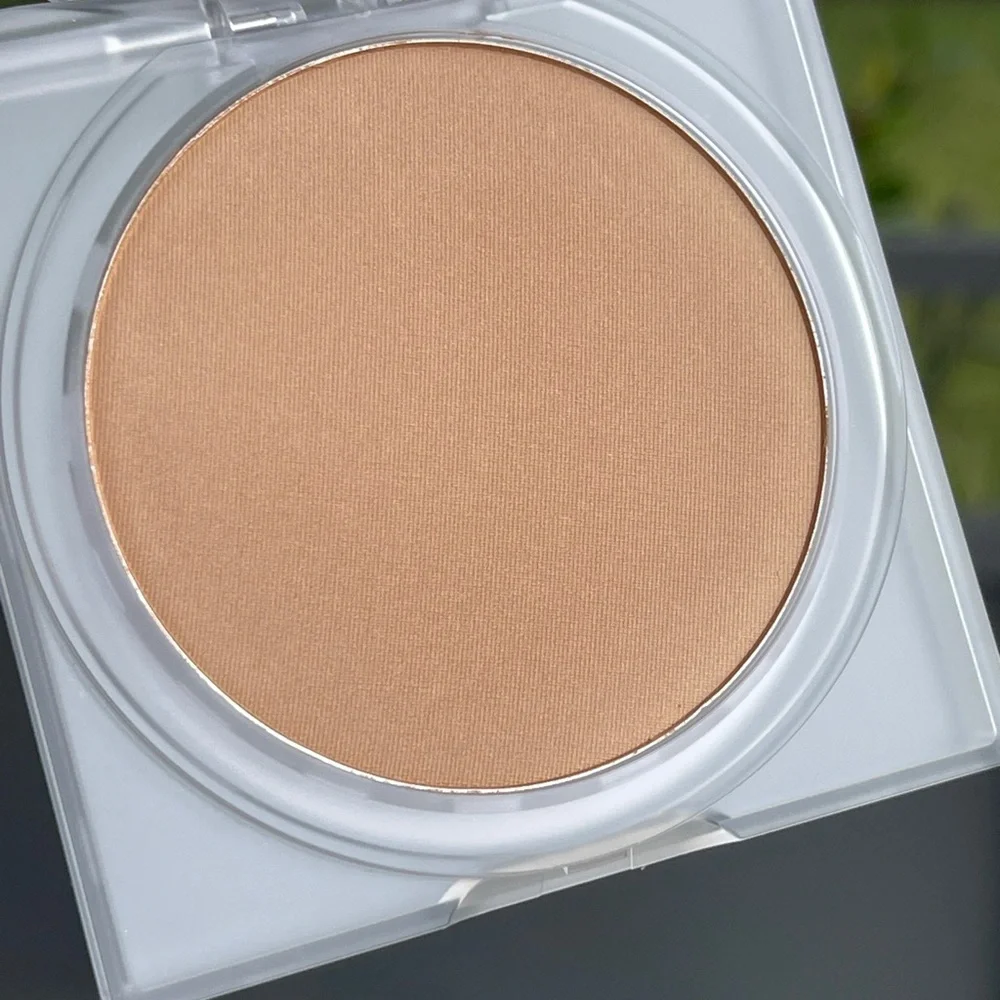 HUDA BEAUTY GloWish Luminous Pressed Powder In 05 Medium